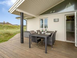 Holiday Home Elfi - 700m from the sea in Western Jutland by Interhome