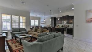 Playa Blanca - Steps to the beach Sleeps 14 has community pool
