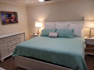 Steps to the Beach - Near Ocean Annies and Apache Pier