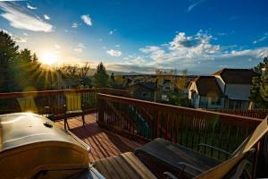 Hillcrest Chalet - Spa - Firepit - Views - USAFA