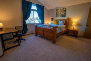 Hillcrest Chalet - Spa - Firepit - Views - USAFA