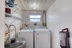 Tropical Vibes Bungalow with Pool