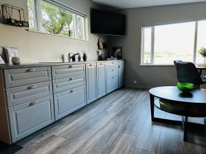 Cosy lakeview cabin 45 minutes from Reykjavik