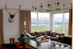 Private country house, luxury and warmth, incredible views - Svalbarð