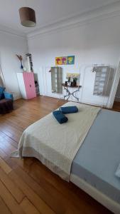 B&B / Chambres d'hotes Bed & Breakfast a 20mn direct St Lazare en Train : photos des chambres