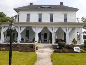 Cozy Turret Room at Nottingham Place in Wise with Plush Queen Bed, Private Detached Full Bath - Grundy