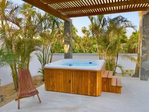 Gorgeous Downtown 4BR House with Pool, Jacuzzi & Firepit