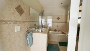 Sizanazo Guest House - in the Heart of Northcliff Hill