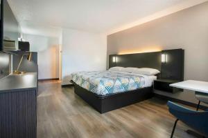 King Room - Non-Smoking room in Motel 6-Bend OR