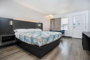 Queen Room - Non-Smoking room in Motel 6-Bend OR