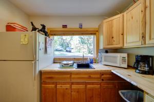 Cozy Countryside Cabin in Robie Creek Park!