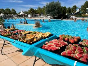 Maisons de vacances Bungalow de 3 chambres avec piscine partagee et terrasse a Vias a 1 km de la plage : photos des chambres