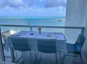 Lujoso apto con balcón, vista al mar y playa privada