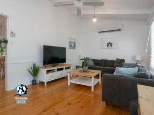 3BR Updated Coastal Beach House in Funky Port Elliot