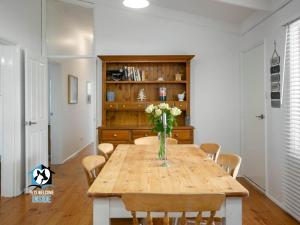 3BR Updated Coastal Beach House in Funky Port Elliot