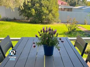 3BR Updated Coastal Beach House in Funky Port Elliot