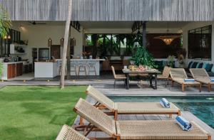 Villa Lileo - Stunning & Bright Luxury 4BR Villa 5 Minutes to Berawa Canggu, Perfect for a Relaxing Getaway