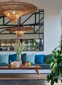Villa Lileo - Stunning & Bright Luxury 4BR Villa 5 Minutes to Berawa Canggu, Perfect for a Relaxing Getaway