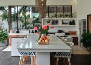 Villa Lileo - Stunning & Bright Luxury 4BR Villa 5 Minutes to Berawa Canggu, Perfect for a Relaxing Getaway