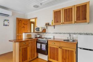 The Clocktower - Serene Stay at Herons Rise Vineyard