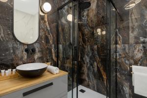 Beautiful Steam Park Apartment with Parking Old Town Cracow by Noclegi Renters