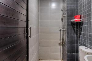 RedDoorz Syariah near Airlangga University Campus B