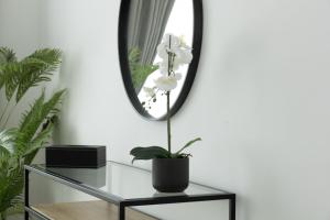 LUXE 1BR with Palm Skyline View & Easy Mall Access