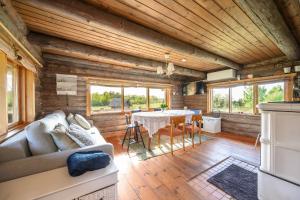 Log house with a sauna and hot tub in Atla!