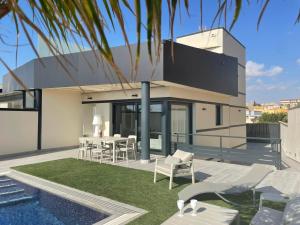 Luxury Villa with pool 1st line the sea