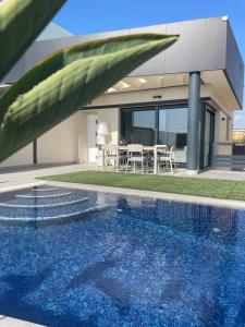 Luxury Villa with pool 1st line the sea