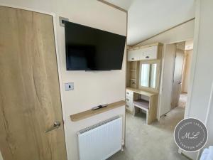 Waterside mini lodge - pet friendly, WiFi, direct beach access & club on site - Meadow Lakes Caravan & Lodge Hire