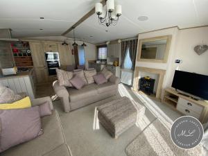 Waterside mini lodge - pet friendly, WiFi, direct beach access & club on site - Meadow Lakes Caravan & Lodge Hire