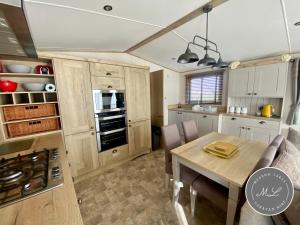Waterside mini lodge - pet friendly, WiFi, direct beach access & club on site - Meadow Lakes Caravan & Lodge Hire
