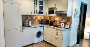 La Buena Vida Holiday Homes - Luxe 1BD, boutique apt full lakeview 1m to Metro, Lake & Almas Tower