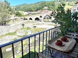 Apartamento colgante al río con vistas al puente