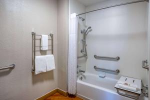 Double Room with Two Double Beds and Bath Tub - Mobility Accessible/Non-Smoking room in La Quinta Inn by Wyndham Pleasant Prairie Kenosha