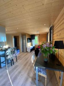 UTSIKTEN -exklusivt nybyggt timmerhus -Plintsberg.