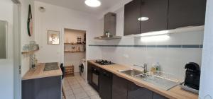 T2 55m² tout confort avec jardin. Cuisine et équipements neufs. Wifi TV parking