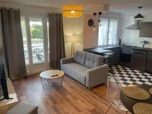 Bel appartement Meyzieu centre proche Tramway - 热纳