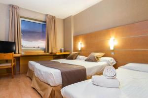 Double Room with Extra Bed room in Posadas de España Pinto