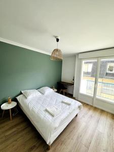 Appartements Convivial appartement de charme avec balcon , 95 m2 en hyper-centre de Saint-Brieuc. Tout confort, grand salon avec videoprojecteur - 3 chambres - Parking : photos des chambres
