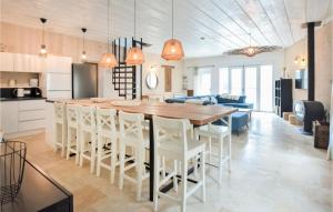 Maisons de vacances Gorgeous Home In Saint-vaast-la-hougue With Wifi : photos des chambres