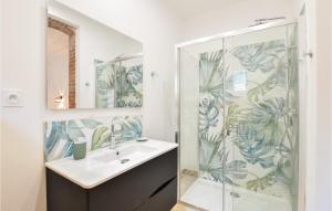 Maisons de vacances Awesome Home In Saint-Vaast-La-Hougue : photos des chambres