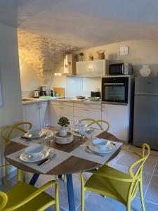 Maisons de vacances Pujaut , Gite coeur de village « sous le clocher» : photos des chambres