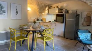 Maisons de vacances Pujaut , Gite coeur de village « sous le clocher» : photos des chambres