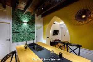 Under Bridge, TerreMarine