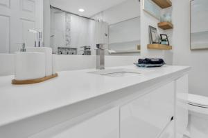 Beautiful Updated 2Bedroom Suite minutes to Downtown, Amazing Beaches, Restaurants, Theaters and MORE