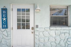 Beautiful Updated 2Bedroom Suite minutes to Downtown, Amazing Beaches, Restaurants, Theaters and MORE