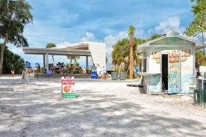 Close to Siesta Key, Shopping, Restaurants & More!