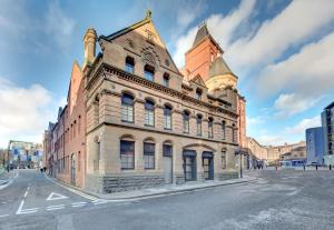 Charltons Bonds Apartments 1B by Week2Week